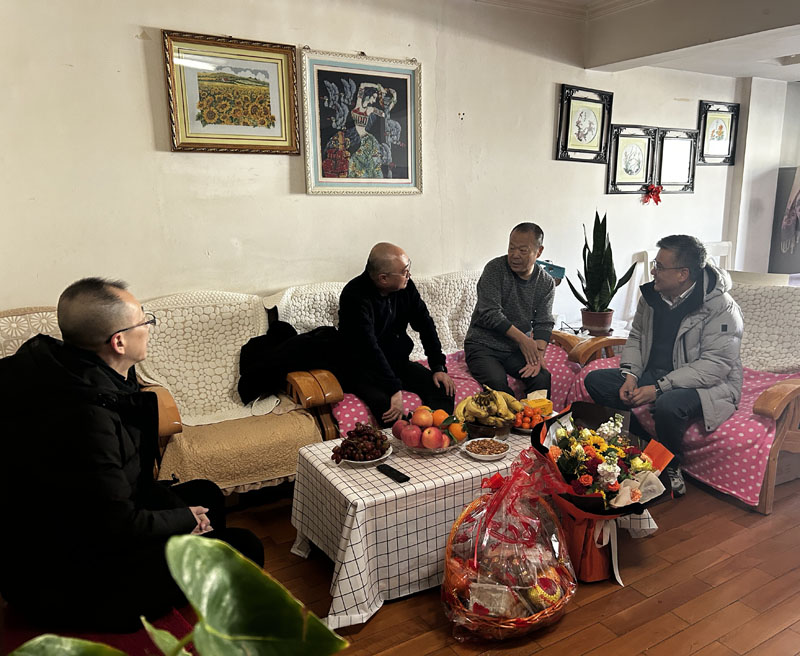 集團(tuán)公司副總經(jīng)理、土木工程院董事長(zhǎng)曹慶 春節(jié)前夕慰問(wèn)公司勞動(dòng)模范